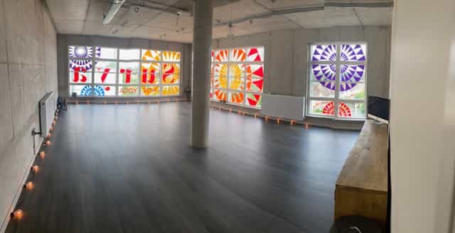 Spacious Surya Studio 2 with stained glass, ideal for workshops and meetings.