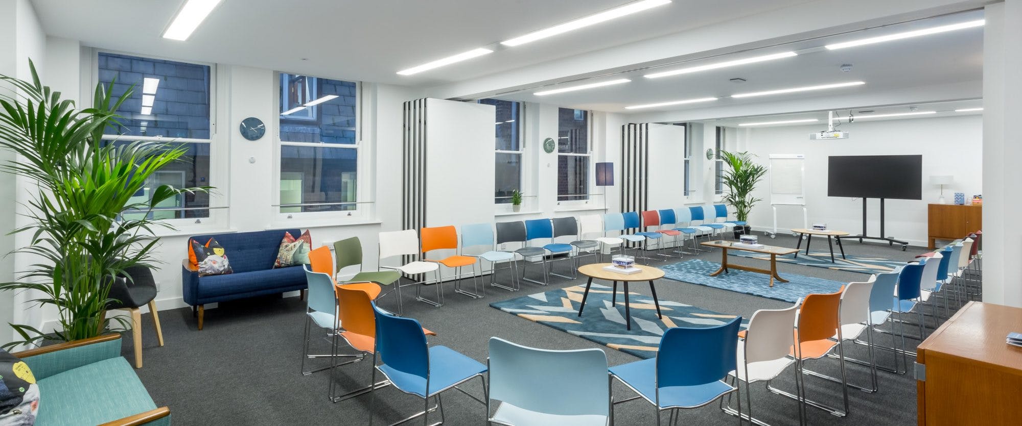 Collaborative meeting space with circular seating, ideal for workshops and team-building.