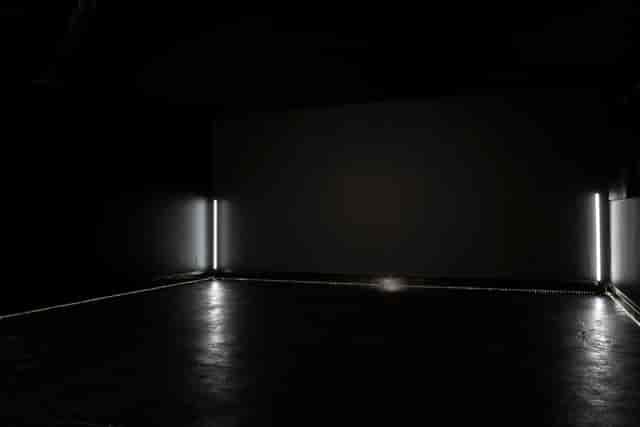 Minimalist event space in Blackout studio, ideal for intimate gatherings and immersive experiences.
