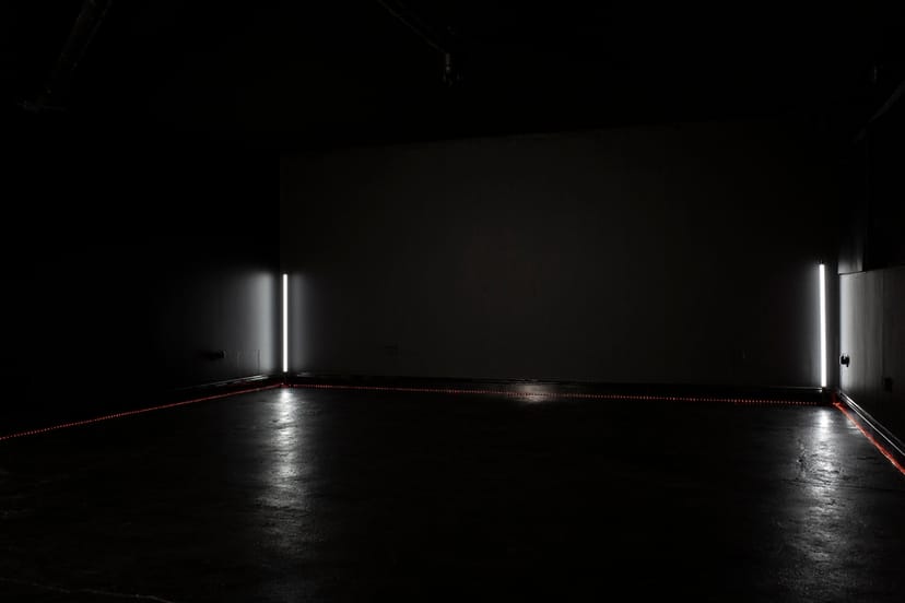 Minimalist event space in Blackout studio, ideal for intimate gatherings and presentations.