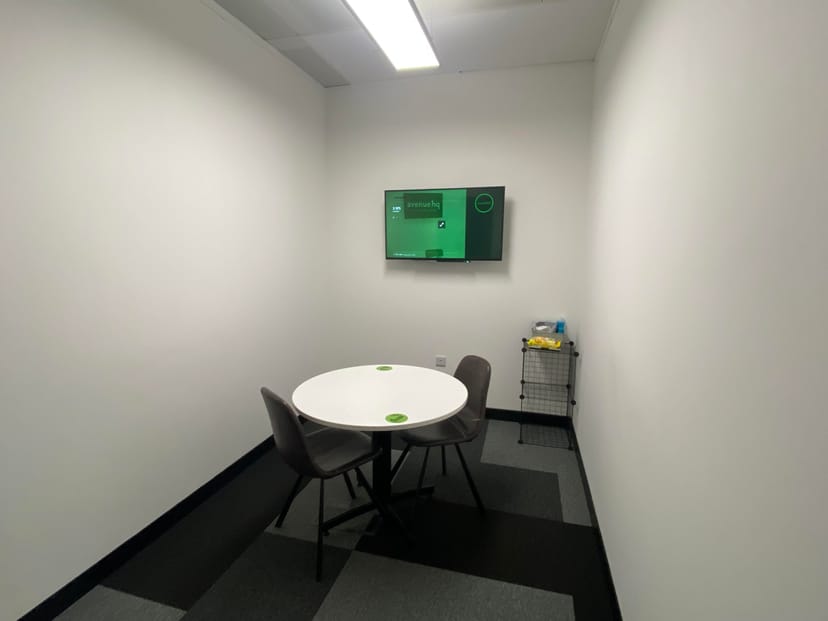 Modern meeting room with round table at SPS3, Avenue HQ for collaborative sessions.