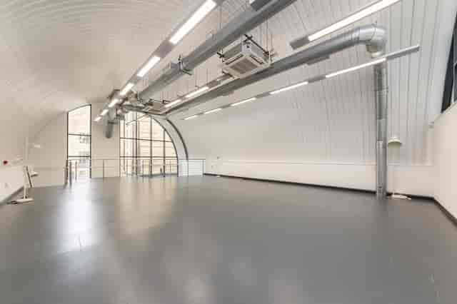 Modern event space Arch 29 with high ceilings, ideal for meetings and workshops.
