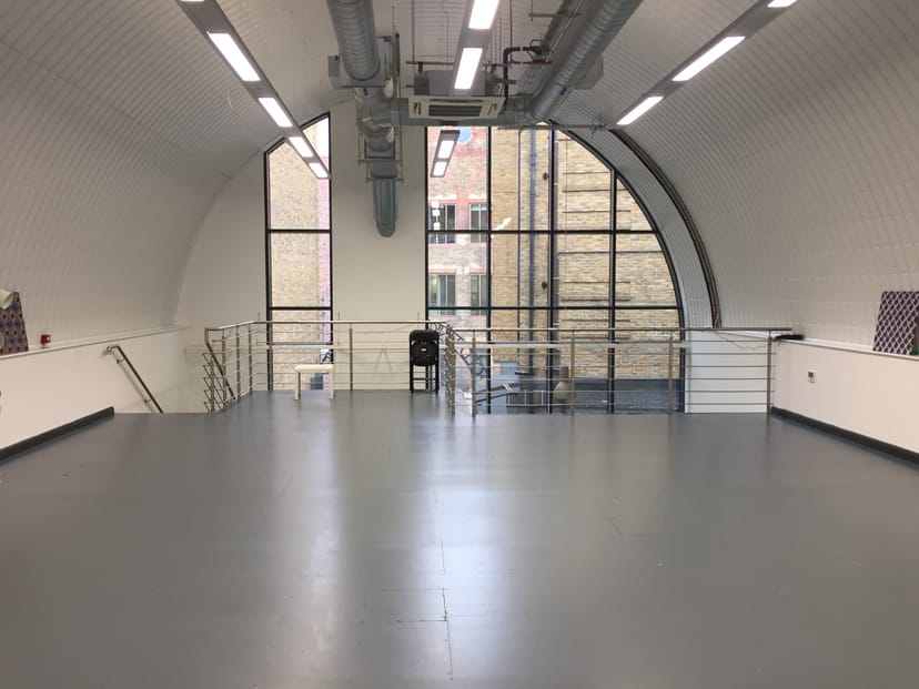 Spacious modern event space with high ceilings at Arch 29, ideal for meetings and workshops.