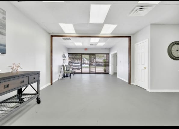 Versatile event space with natural light, ideal for meetings and workshops.