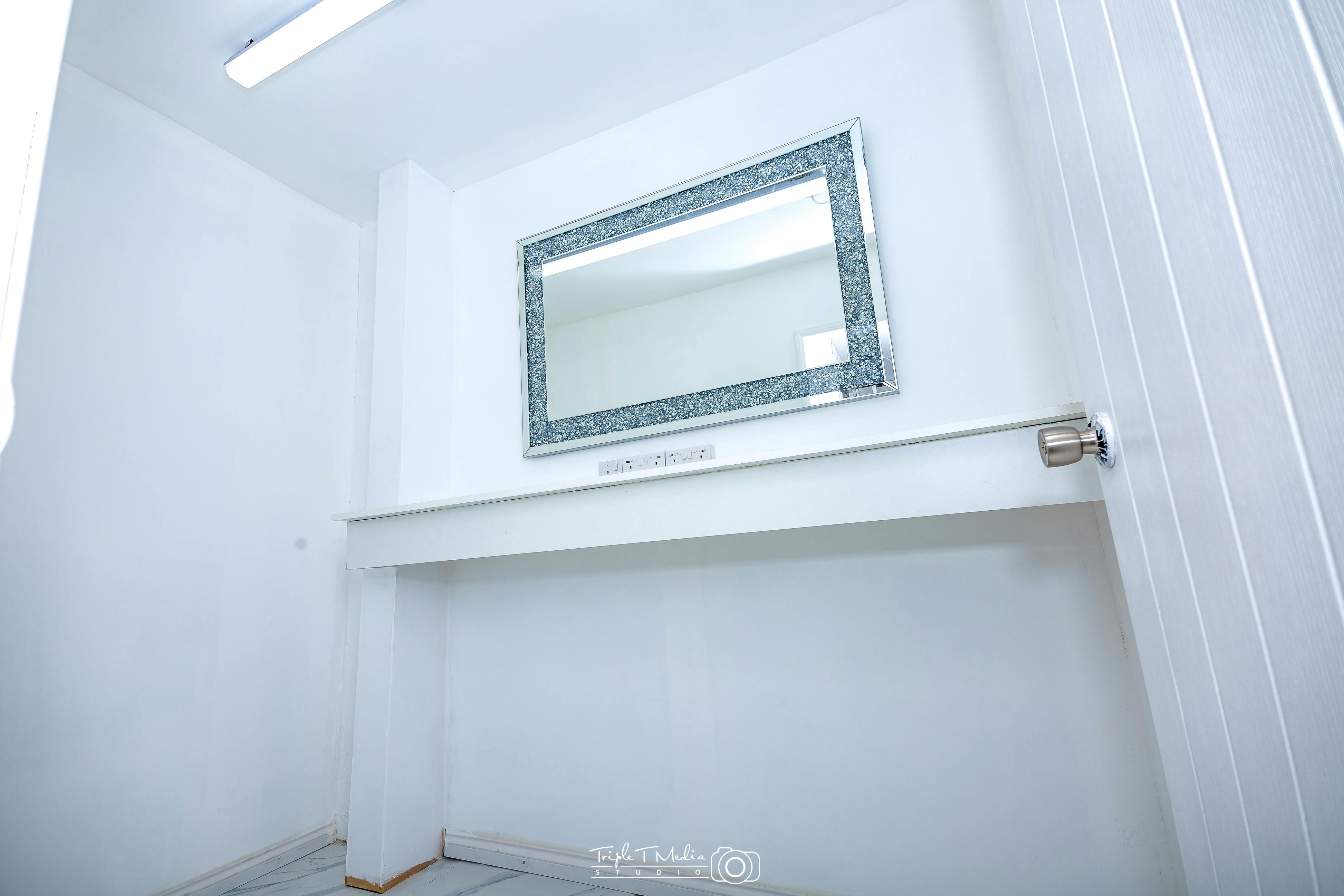 Minimalist G LUXE Place meeting room with mirror, ideal for events and breakouts.