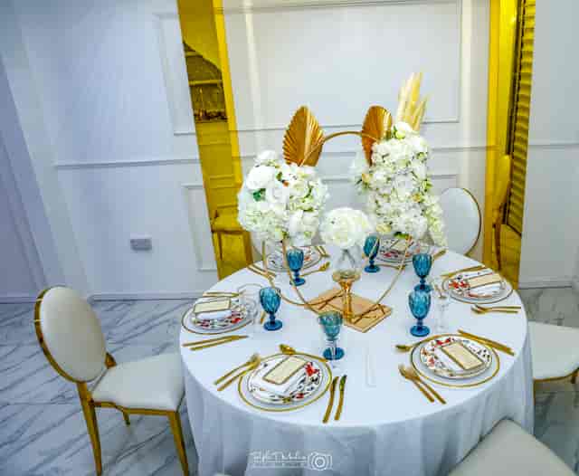 Elegant round table with white flowers for upscale weddings and corporate events.