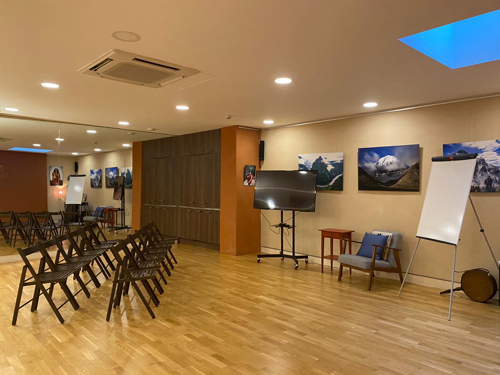 Main Space in Lekdan Ling: inviting meeting area with chairs, screen for presentations.