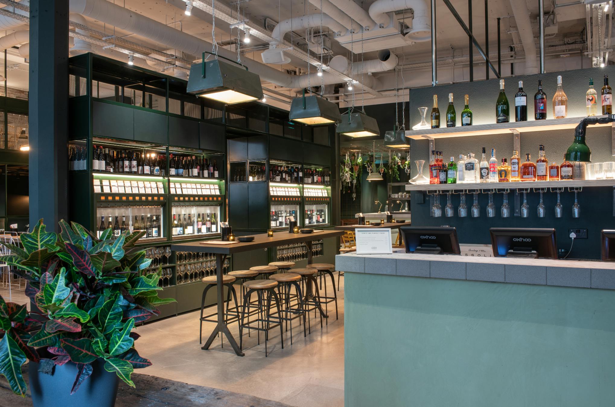 Modern bar area in VAGABOND MONUMENT, ideal for cocktail receptions and networking events.