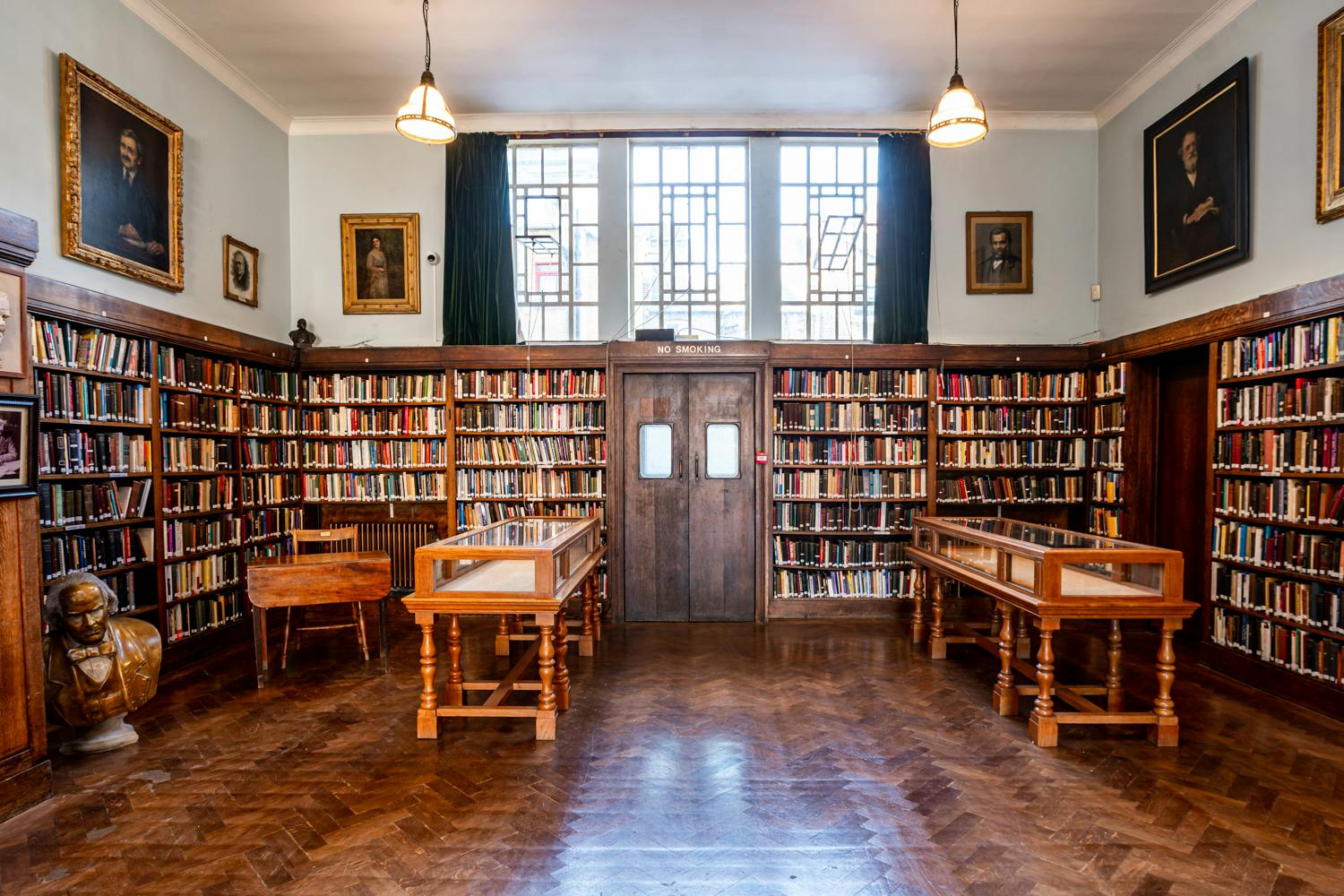 Classic library in Conway Hall, warm wood tones, ideal for meetings and workshops.