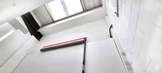 Daylight studio with natural light, perfect for presentations and creative events.