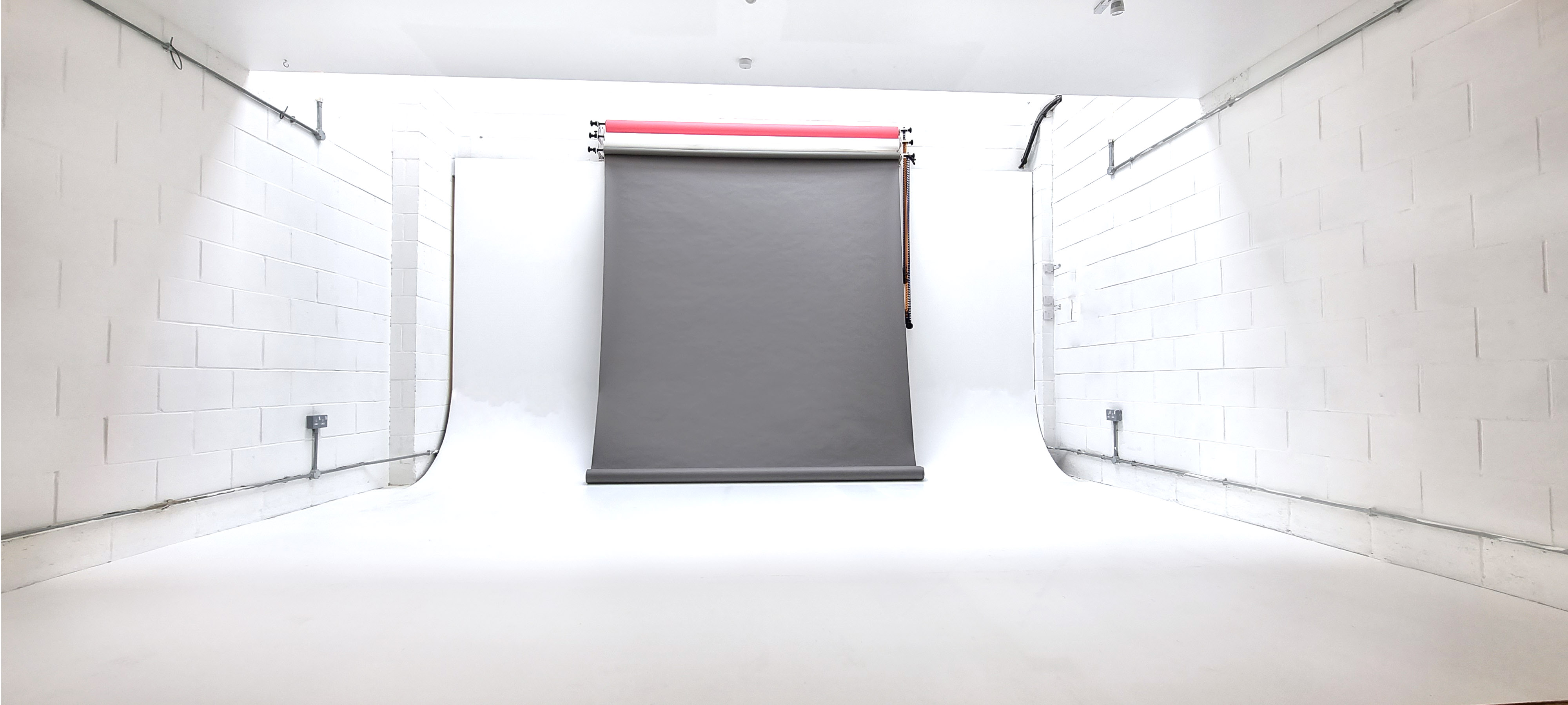 Minimalist photography studio with gray backdrop for events and creative workshops. - Banner