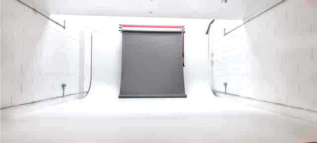 Minimalist photography studio with gray backdrop for events and creative workshops.