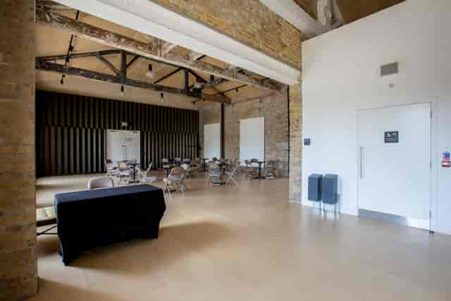 Coopers Studio: versatile event space with industrial design, ideal for meetings and gatherings.