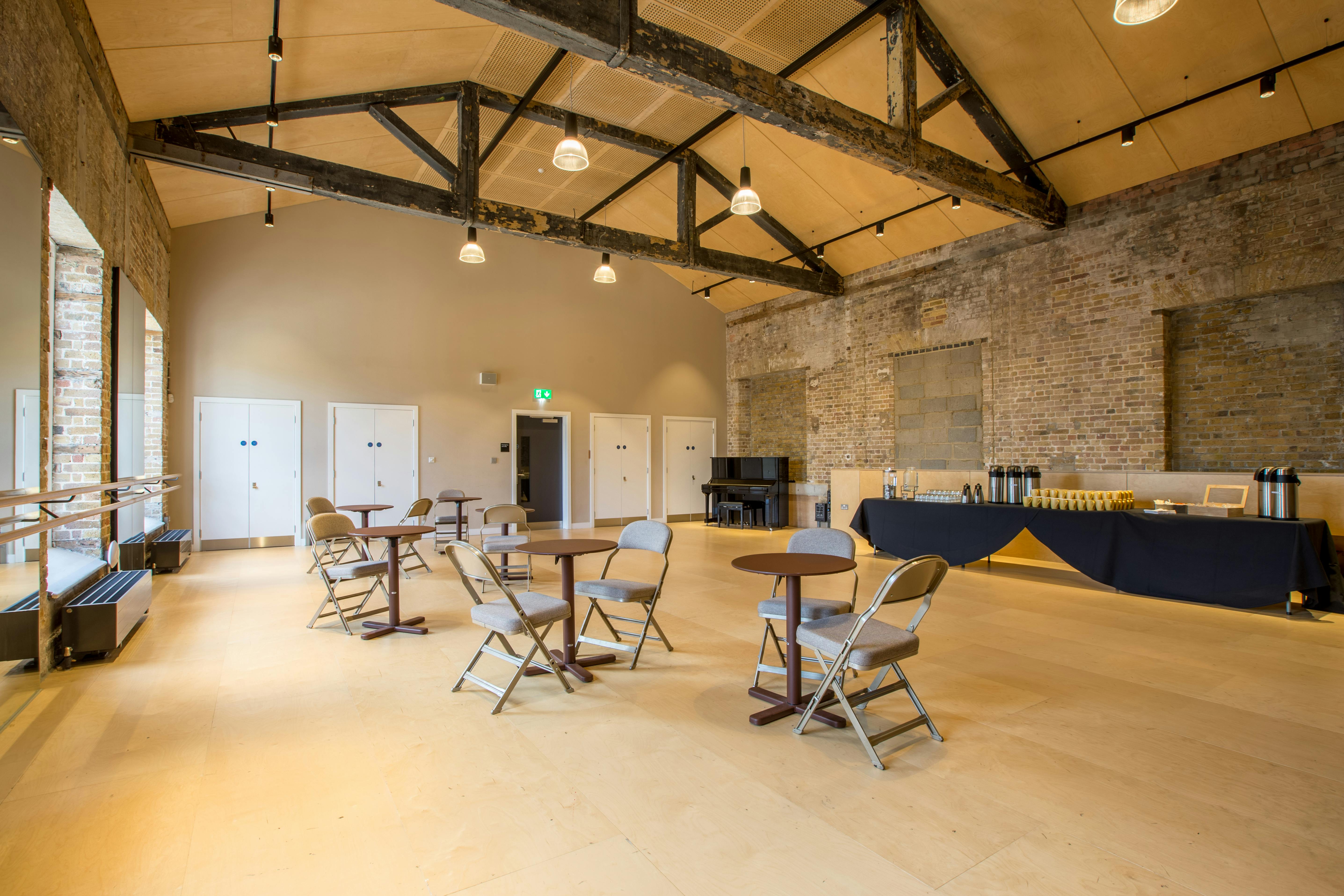 Coopers Studio: versatile event space with high ceilings for meetings and gatherings.