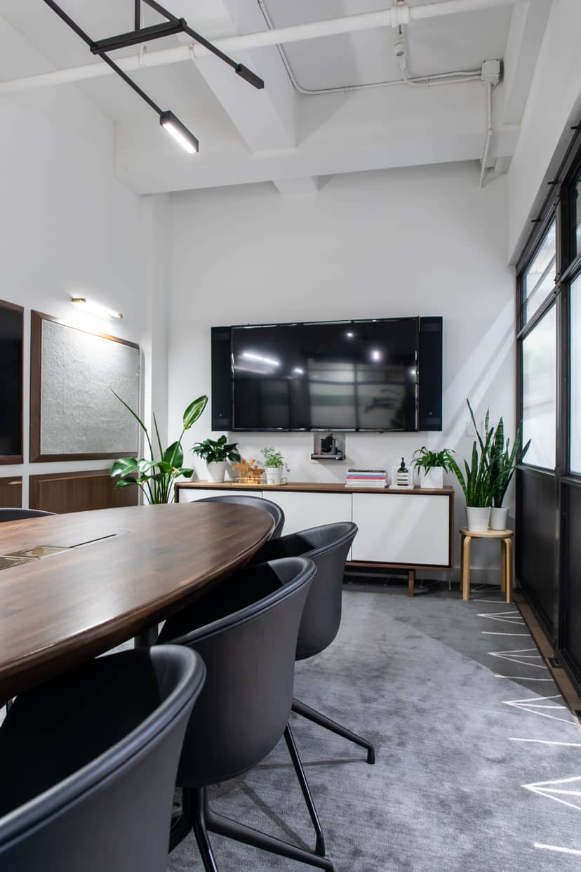 Modern meeting room with sleek table, ideal for presentations and collaboration.