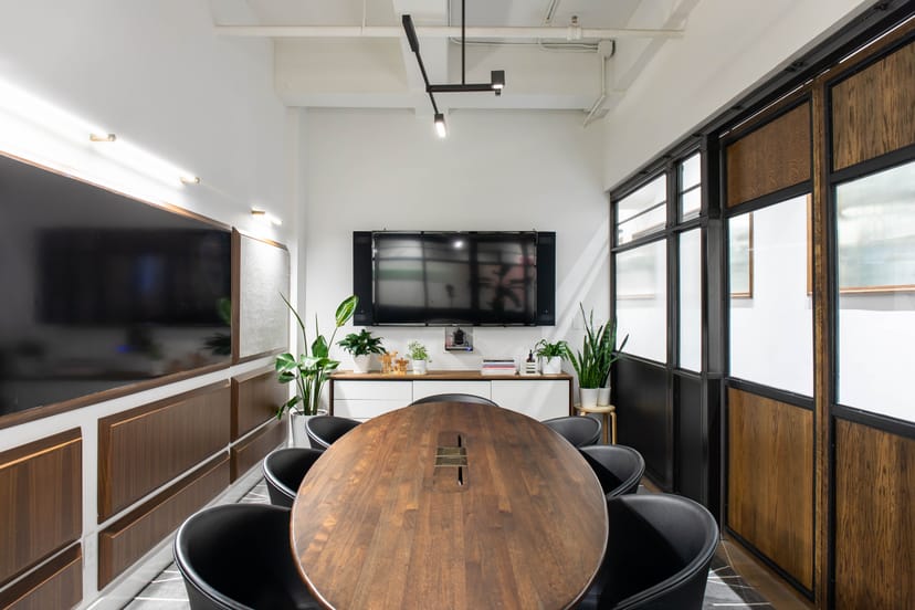 Modern meeting room with oval table, ideal for collaborative events and presentations.