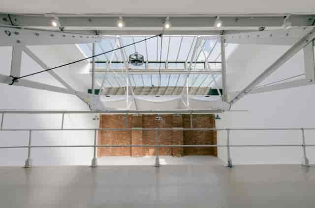 Spacious modern event space with high ceilings, ideal for corporate meetings and creative events.