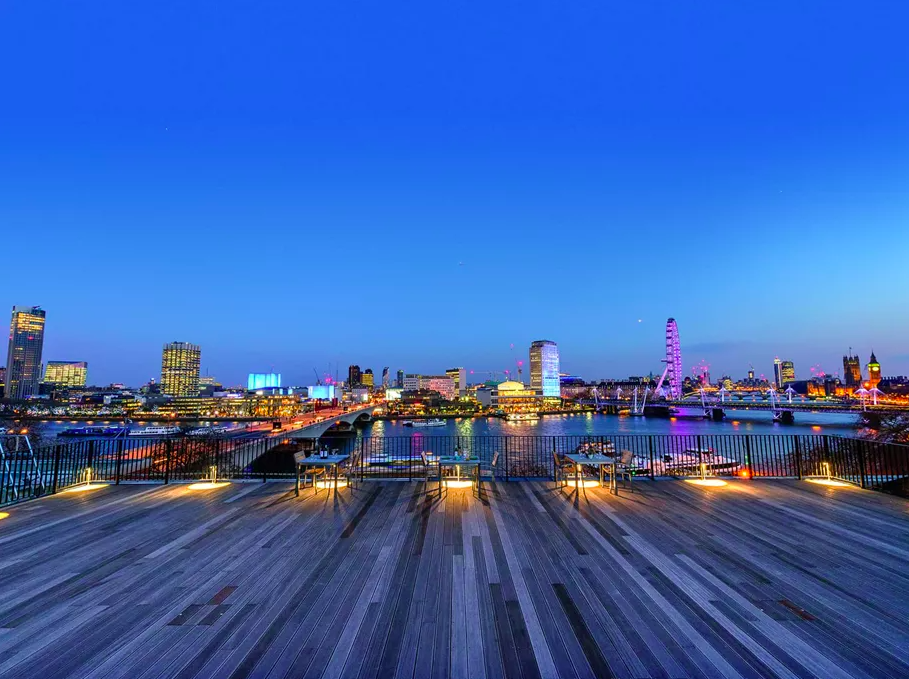 Waterfront London venue, skyline, evening reception, gala. - Banner