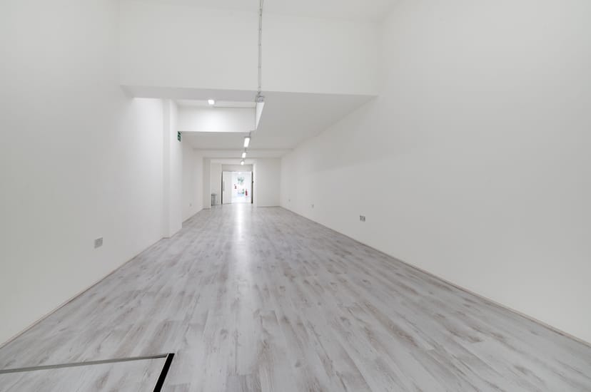 Spacious minimalist venue with natural light for workshops and corporate events.