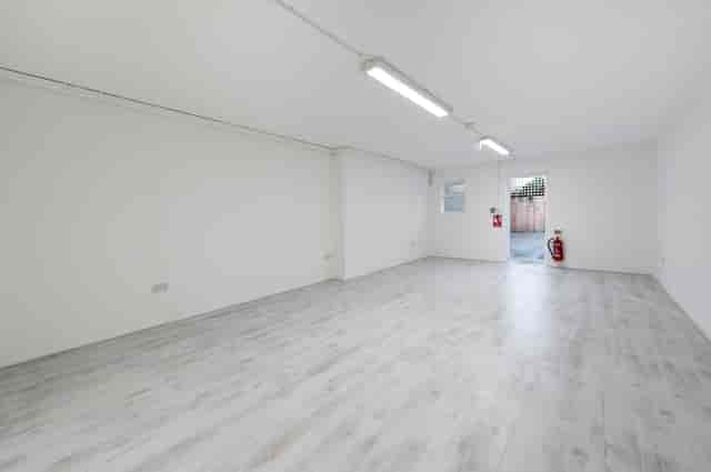 Versatile event space with natural light, ideal for workshops and gatherings.