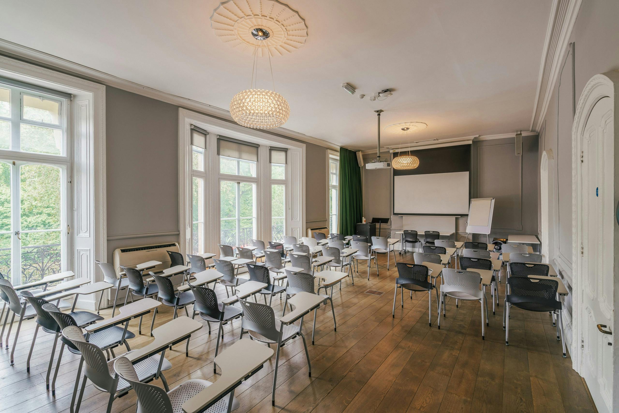 Notting Hill Room in CIEE London, bright training space with projector for workshops.