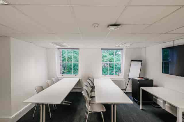 Covent Garden Room in CIEE London, U-shaped tables for workshops and meetings.