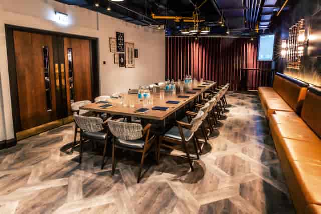 Emerald Private Room at Puttshack Watford, elegant table for corporate events and meetings.