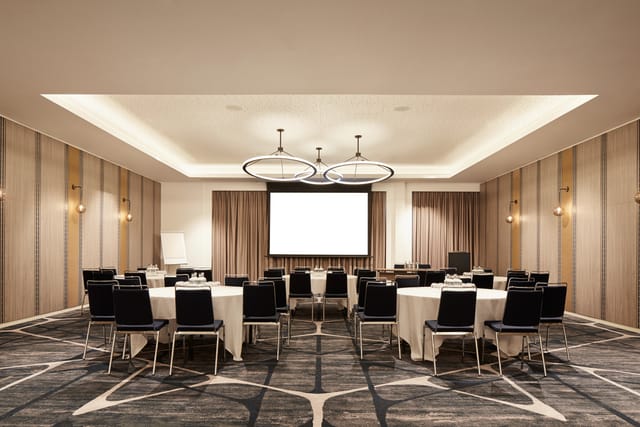 Hyatt Regency Manchester's Lewis Room: modern meeting space for conferences and workshops.