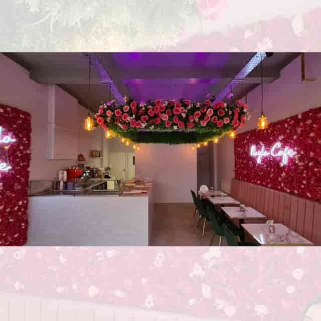 "Charming Nayla cafe with floral decor, ideal for intimate meetings and events."