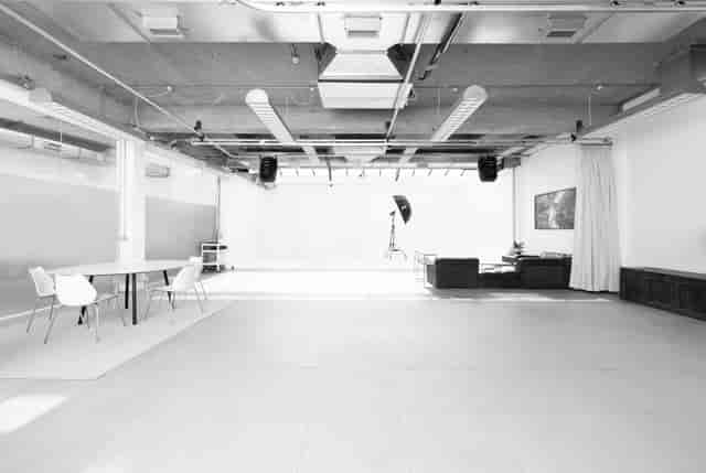 Versatile event space with natural light, ideal for meetings and workshops at Daylight Studios.