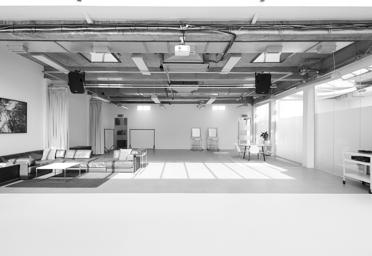 Versatile event space with natural light, perfect for meetings and workshops at Daylight Studios.