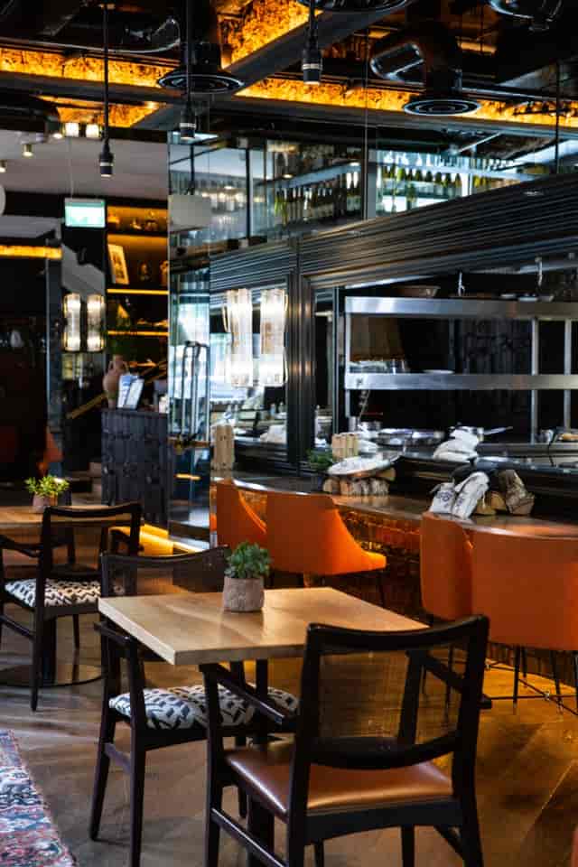 Modern dining room at Arros QD, perfect for networking events and intimate meetings.