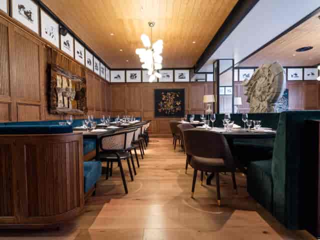 Elegant dining space in Arros QD, ideal for upscale events and intimate meetings.