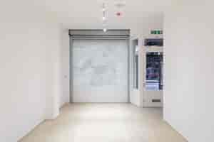 Mimosa House: minimalist event space with natural light, ideal for workshops and gatherings.