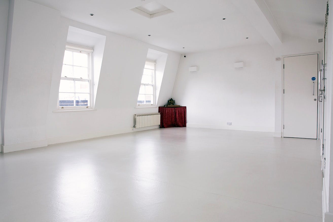 Bright minimalist event space in The Loft Studio, perfect for workshops and gatherings.