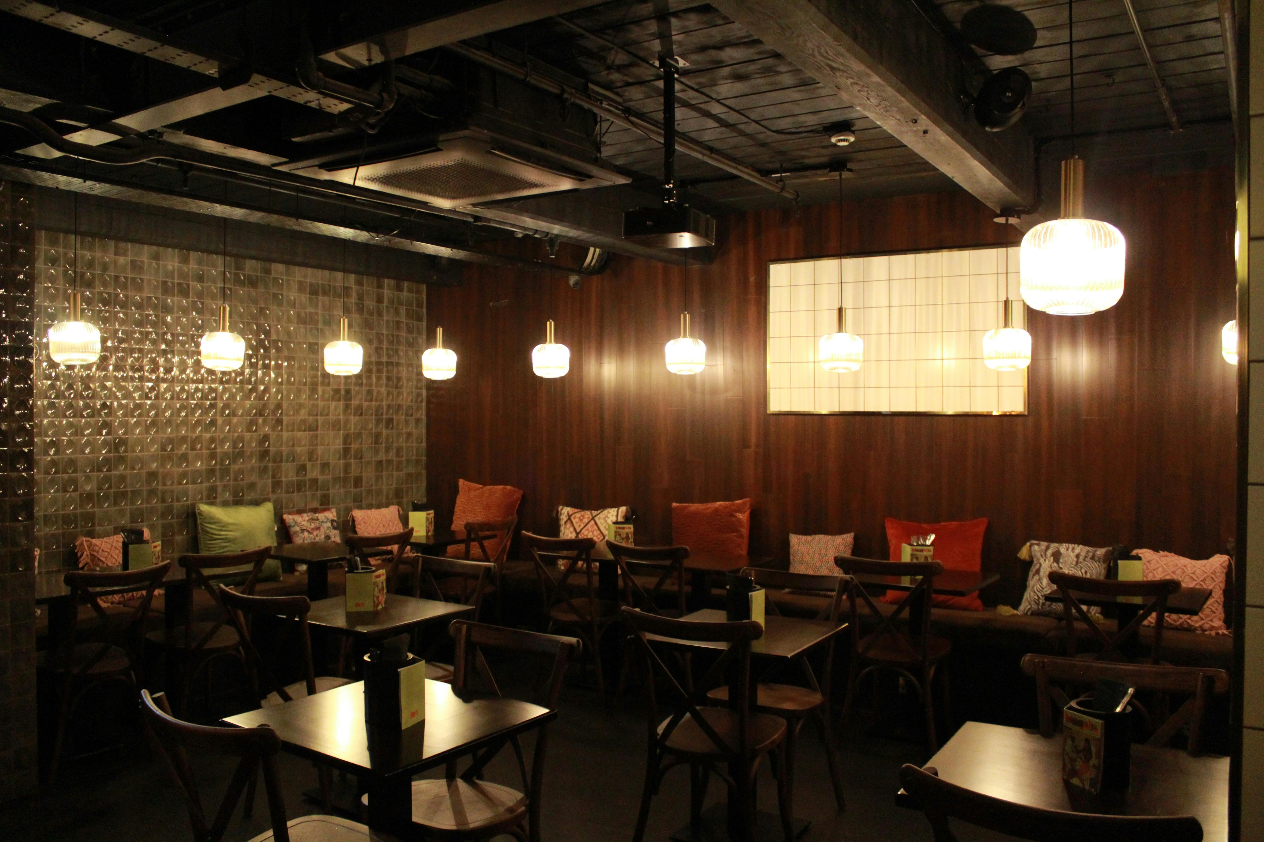 Cozy venue hire in Boogalú with warm lighting for meetings and networking events.