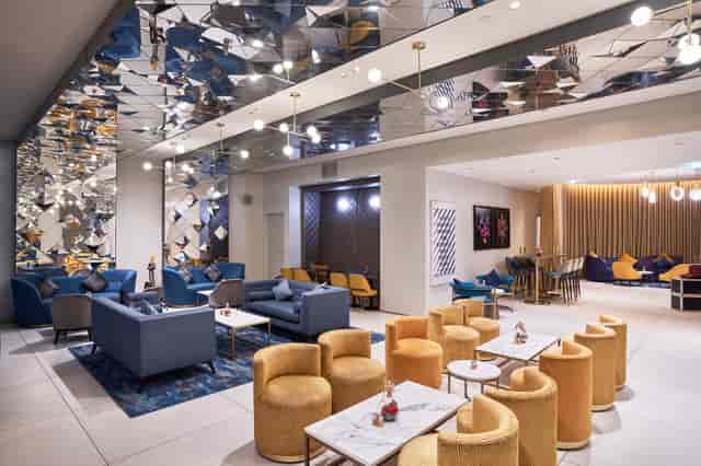 Modern lounge with mirrored ceiling, ideal for networking events and informal meetings.