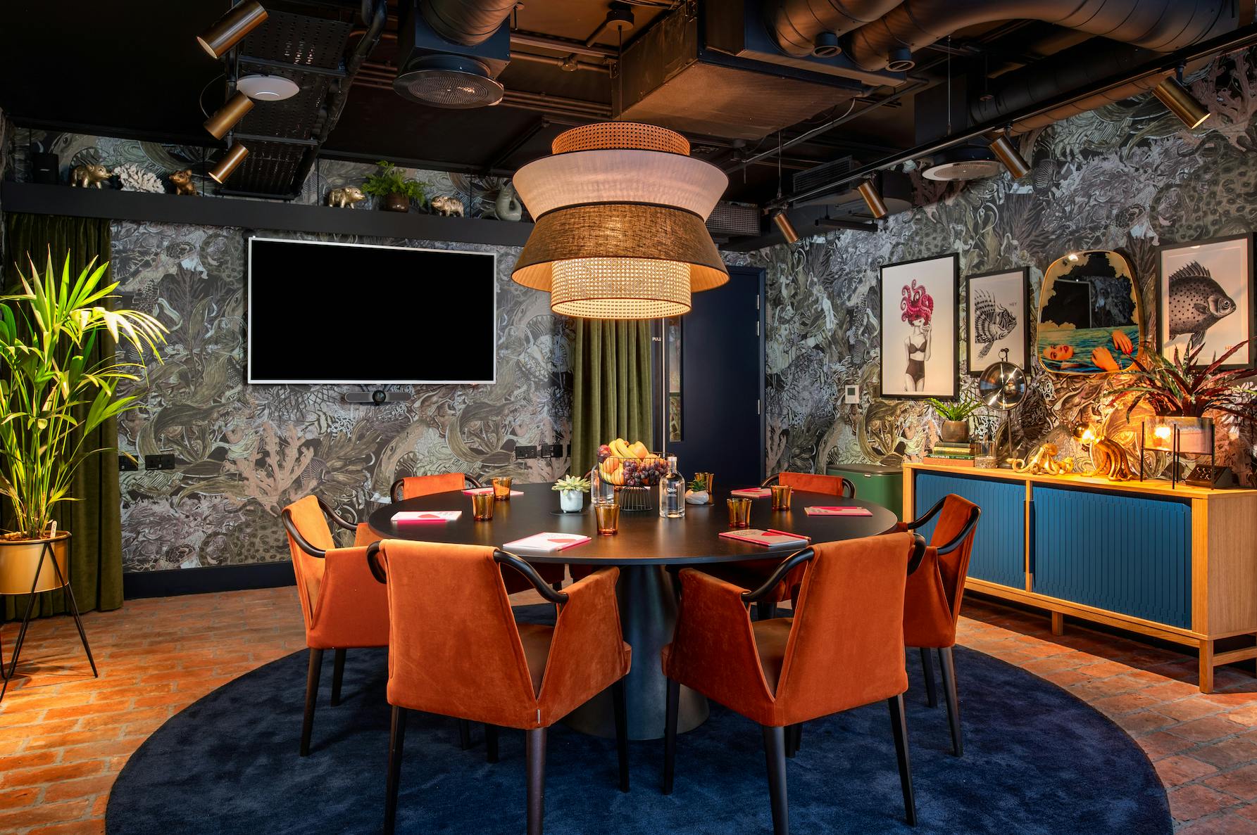 Intimate meeting space at Yotel Manchester with round table, ideal for brainstorming sessions.