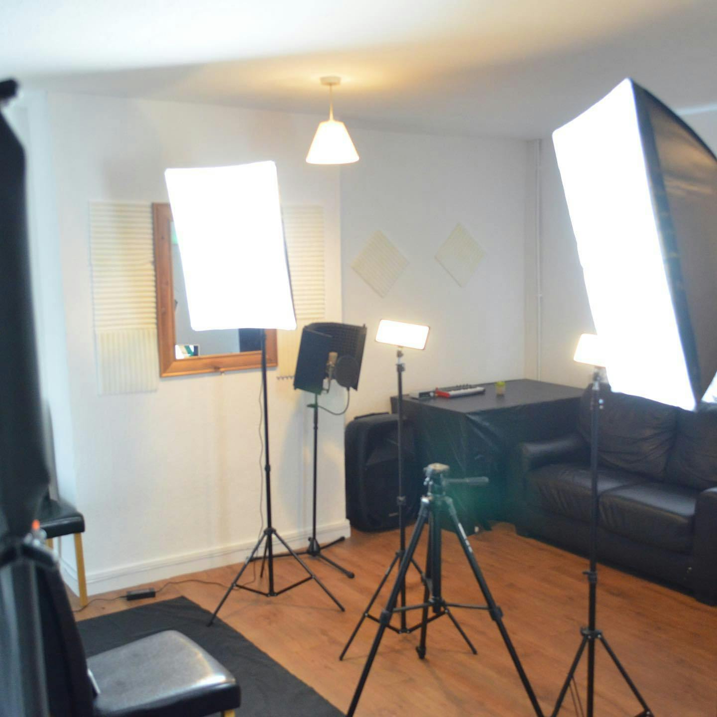 Virtual meeting setup at SOZO STUDIOS with professional lighting for webinars.