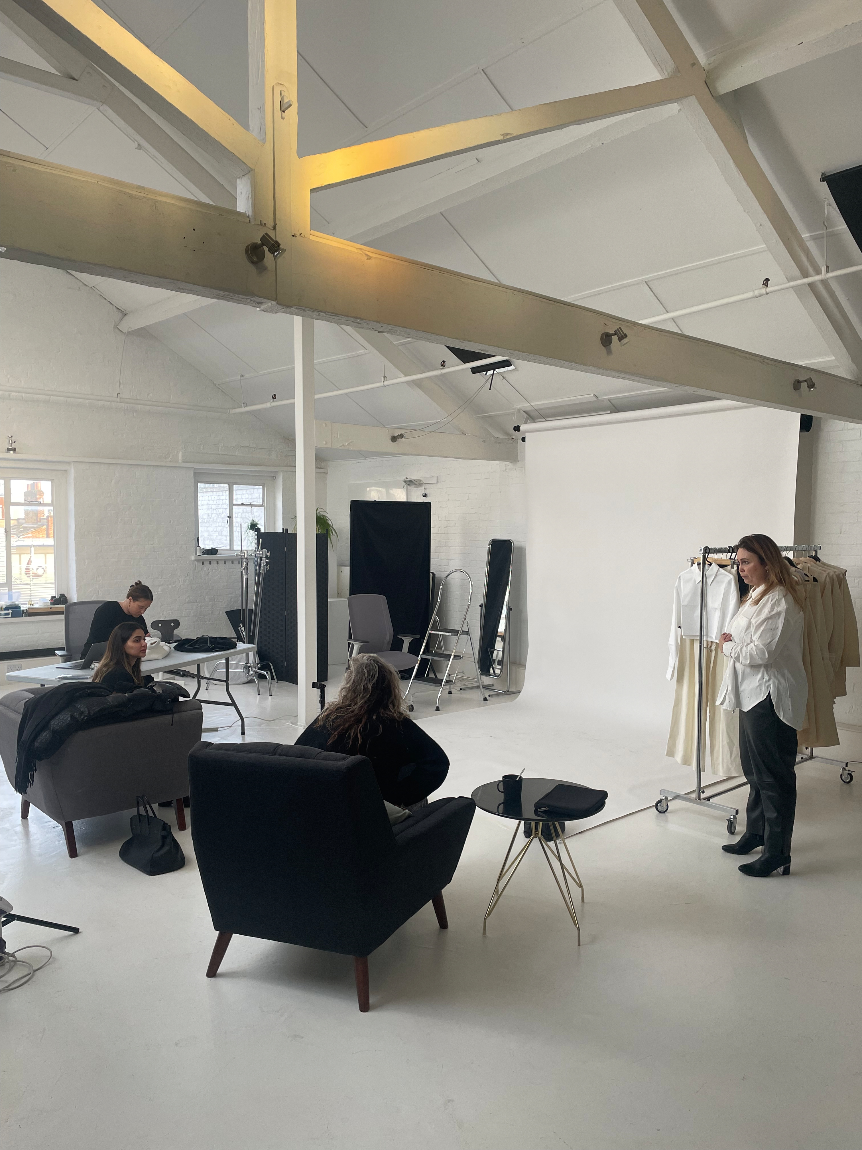 Modern meeting space in Motherlight Studio, perfect for workshops and creative collaboration.