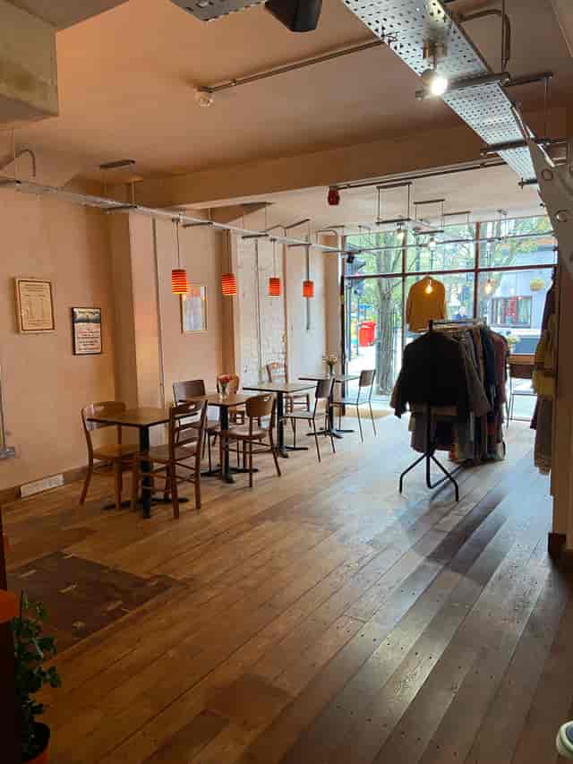 Versatile event space with natural light, ideal for workshops and pop-up events.