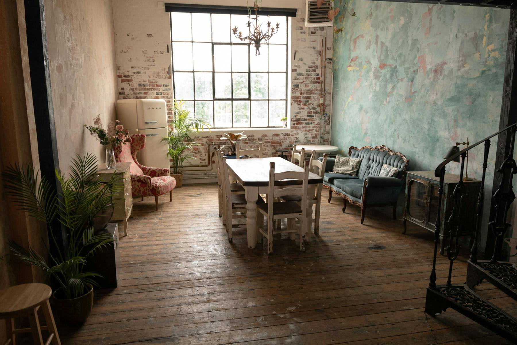 Rustic meeting space with exposed brick, ideal for workshops and intimate gatherings.