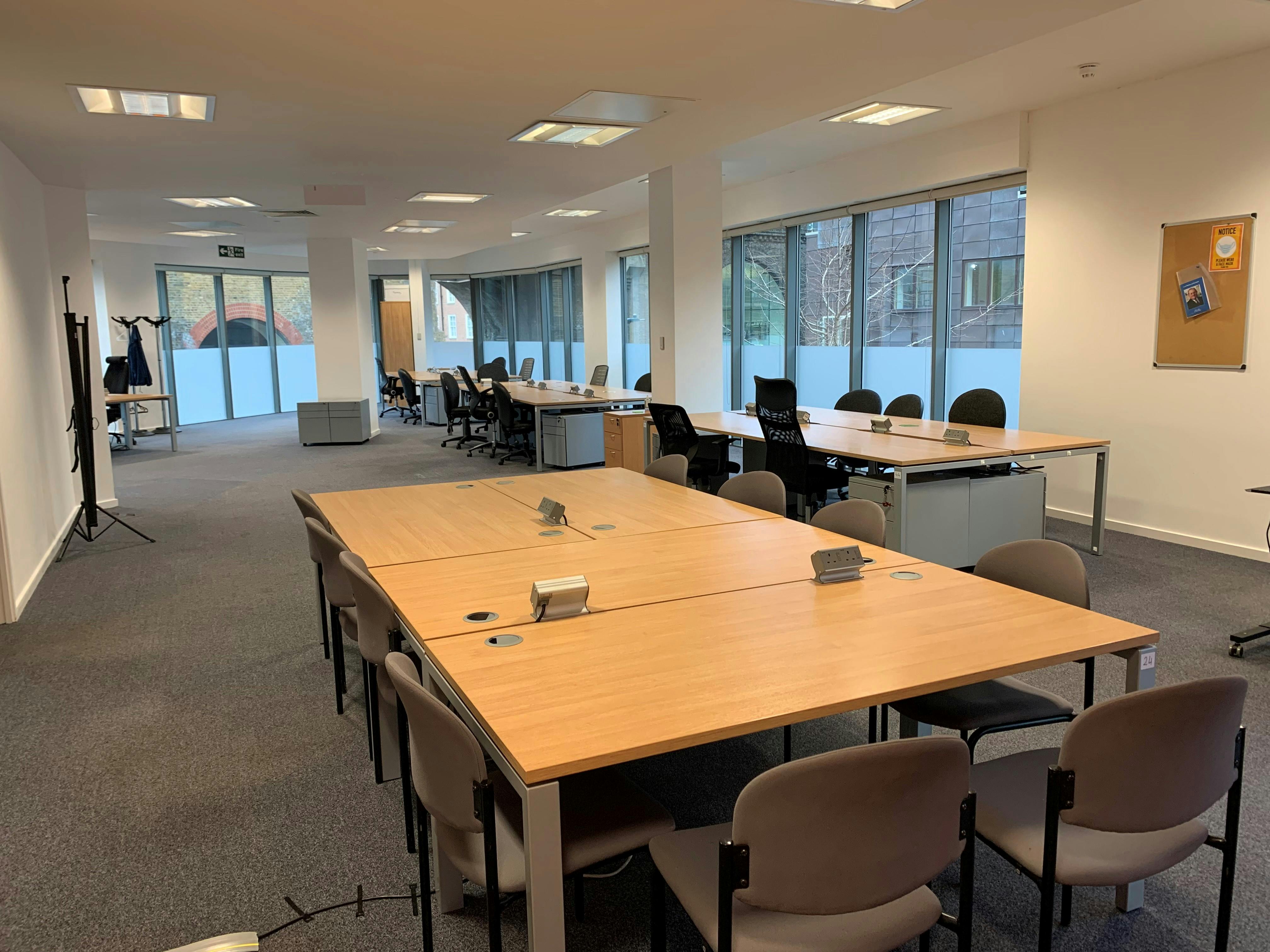 Modern meeting space with natural light, ideal for workshops and team meetings.