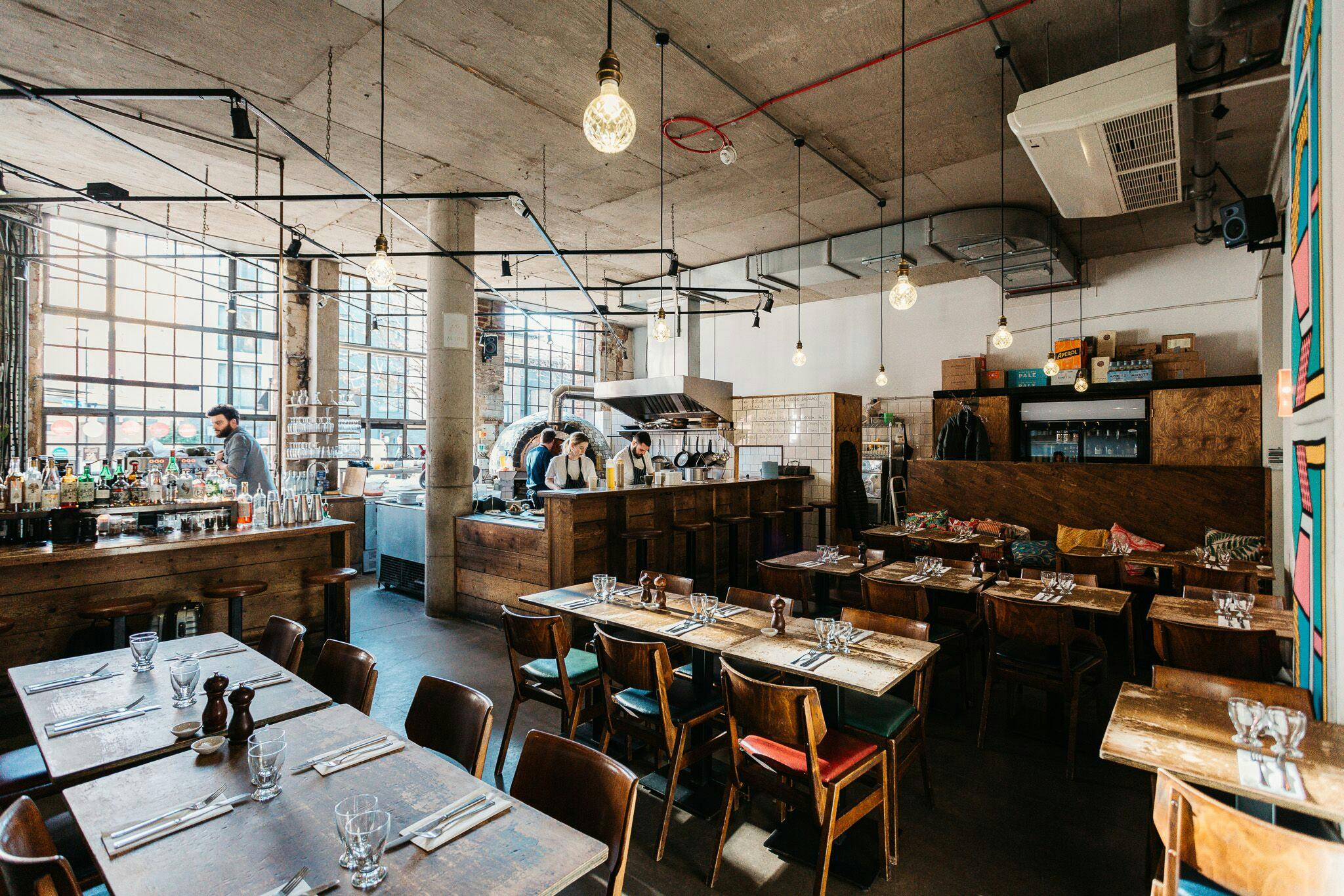 Modern industrial restaurant in Lardo, perfect for casual meetings and team-building events.