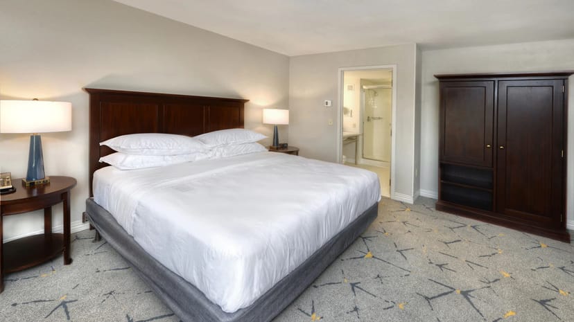 Spacious hotel room at Sheraton BWI, ideal for events and relaxation.
