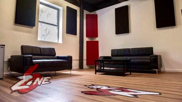 Modern meeting space with black leather sofas for creative collaboration and brainstorming.