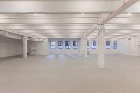 Spacious event venue with high ceilings, perfect for conferences and exhibitions.
