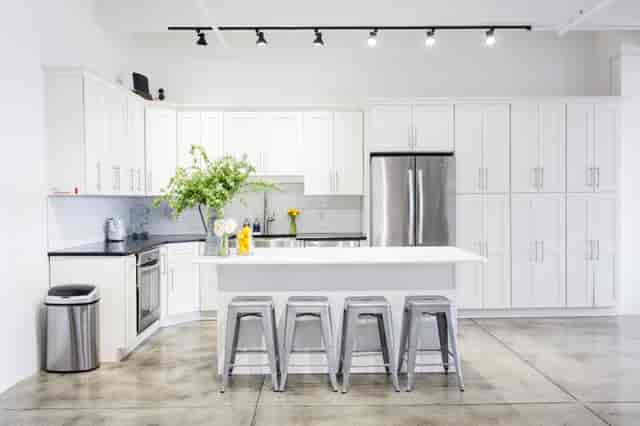 Modern kitchen in Meaux Space, ideal for networking events and casual meetings.
