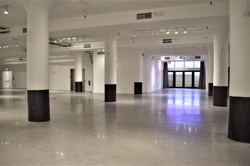 Spacious event venue with high ceilings, perfect for gatherings and exhibitions.