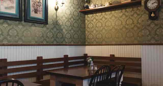 Cozy Green Room at Granny Annies Bar & Kitchen, perfect for meetings and brainstorming.
